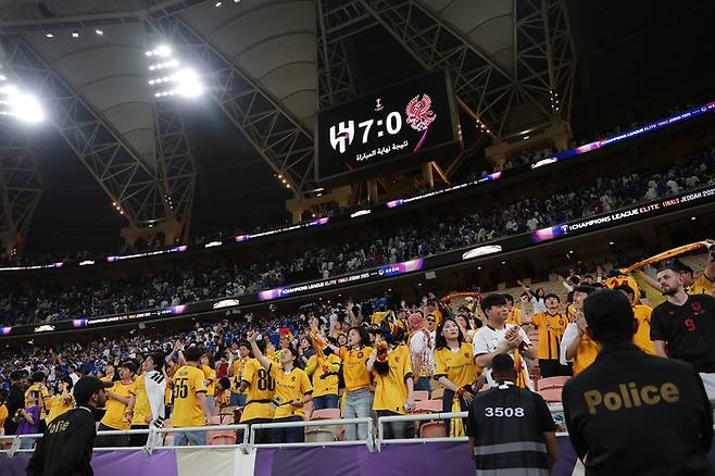 광주FC와 알 힐랄의 아시아 챔피언스리그 엘리트 8강전이 열린 사우디 제다의 킹 압둘라 스포츠시티 스타디움. 광주를 상대로 7골을 넣은 알 힐랄의 스코어가 전광판에 표기된 가운데 광주 팬이 열정적으로 응원하고 있다. 사진 | 한국프로축구연맹