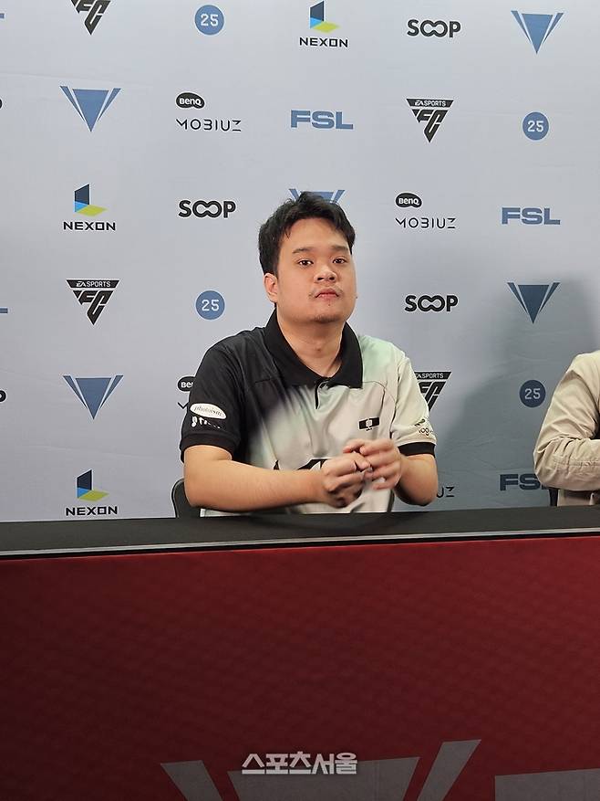 ‘줍줍’이 28일 서울 잠실DN콜로세움에서 열린 2025 FC온라인 슈퍼 챔피언스 리그(FSL) B조 최종전 승리 후 취재진 인터뷰에 응하고 있다. 잠실 | 강윤식 기자 skywalker@sportsseoul.com