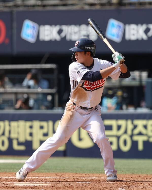 타격하는 두산 베어스 내야수 오명진. 사진┃두산 베어스