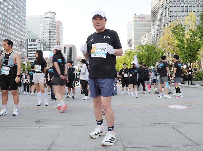 2025 서울하프마라톤 대회에 참가한 권오갑 HD현대 회장이 27일 오전 서울 광화문 광장에서 포즈를 취하고 있다. 2025.04.27 사진제공=조선일보