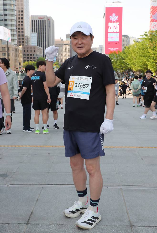2025 서울하프마라톤 대회에 참가한 권오갑 HD현대 회장이 27일 오전 서울 광화문 광장에서 포즈를 취하고 있다. 2025.04.27 / 사진제공=조선일보