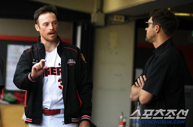 투구를 마친 올러는 네일을 찾아가 경기를 복기했다.