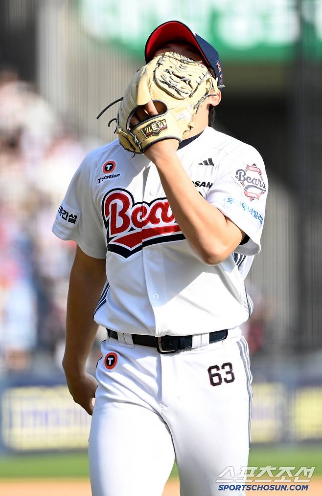 26일 잠실야구장에서 열린 롯데와 두산의 경기, 8회초 역전타를 허용한 두산 김택연이 아쉬워하며 더그아웃으로 향하고 있다. 허상욱 기자wook@sportschosun.com/2025.04.26/