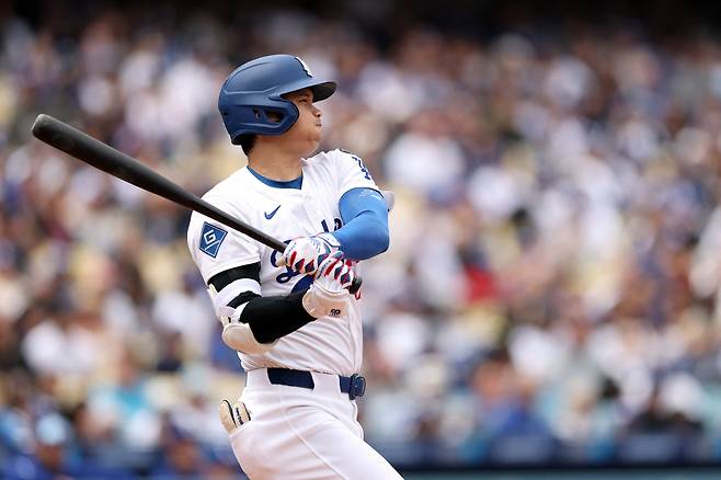 LA 다저스 오타니 쇼헤이가 28일(한국시각) 다저스타디움에서 열린 피츠버그 파이어리츠전에서 2회말 우익선상 2루타를 터뜨리고 있다. AFP연합뉴스