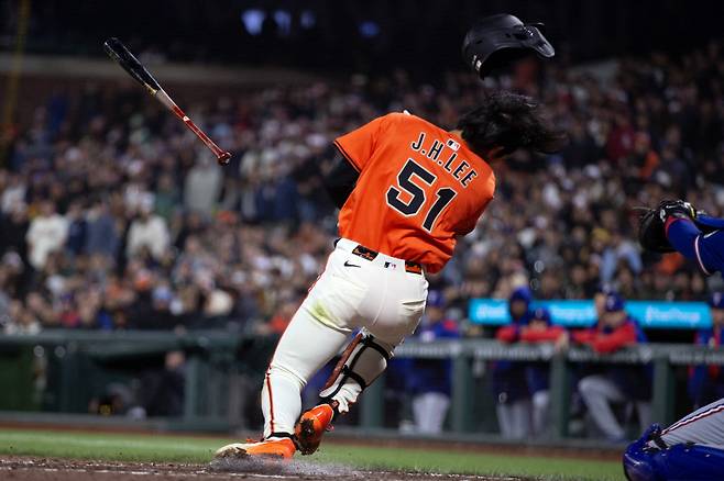 이정후가 26일(한국시각) 텍사스전에서 9회 상대 투수의 몸쪽을 공을 피하고 있다. Imagn Images연합뉴스