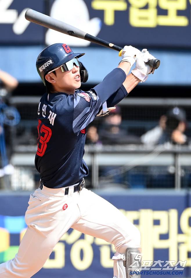 26일 잠실야구장에서 열린 롯데와 두산의 경기, 롯데 전민재가 타구를 날리고 있다. 잠실=허상욱 기자wook@sportschosun.com/2025.04.26/