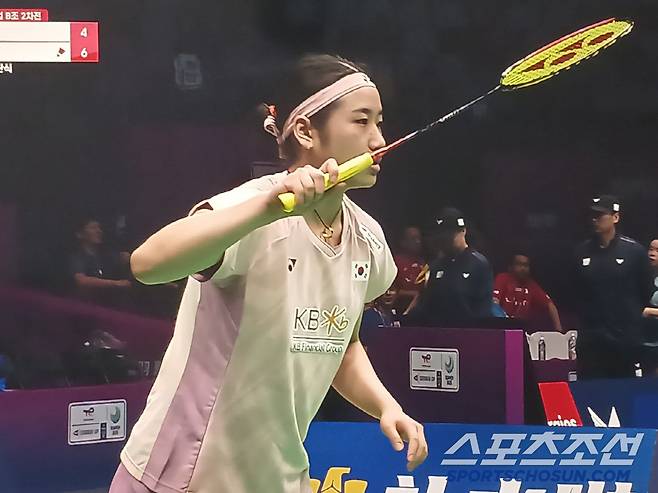 안세영이 28일 수디르만컵 조별리그 2차전에서 경기를 치르고 있다. TV 중계화면 캡처