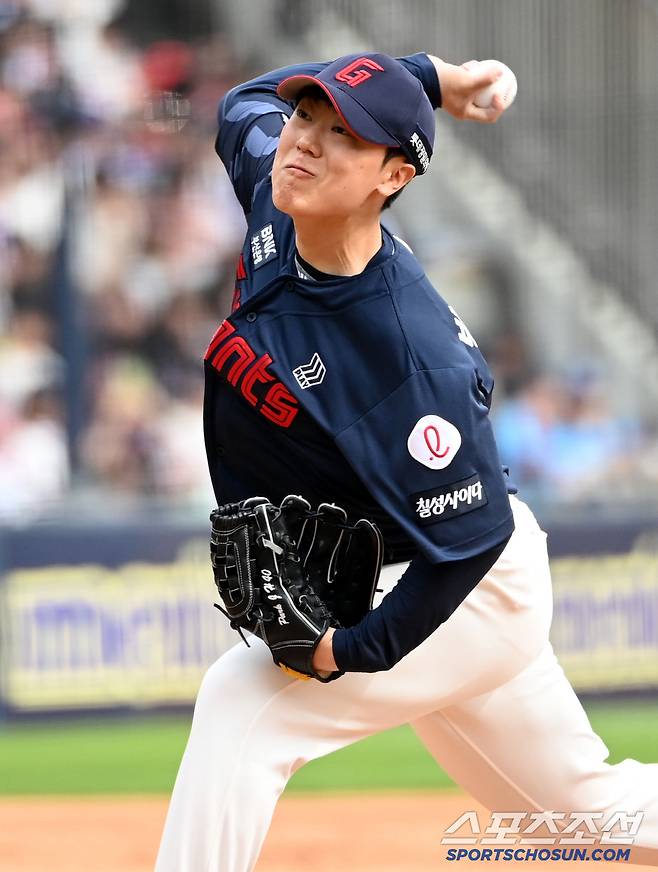 27일 잠실야구장에서 열린 롯데와 두산의 경기, 롯데 박진형이 역투하고 있다. 잠실=허상욱 기자wook@sportschosun.com/2025.04.27/