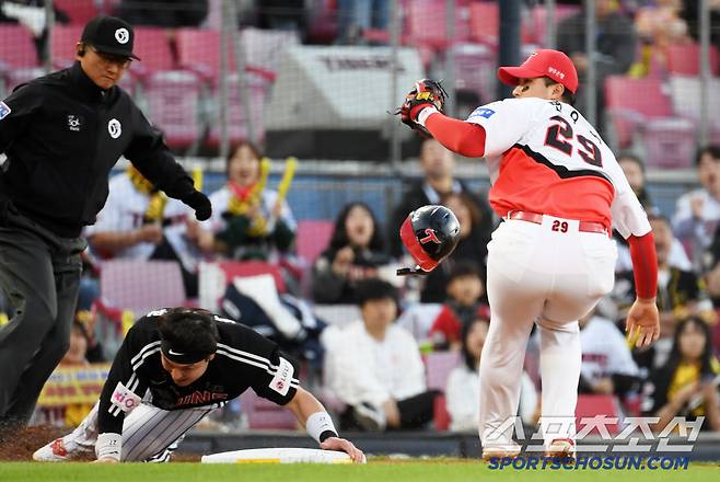 헬멧이 날아갈 정도로 이를 악물고 뛰었던 박동원은 상대 호수비에 아웃당하고 말았다.