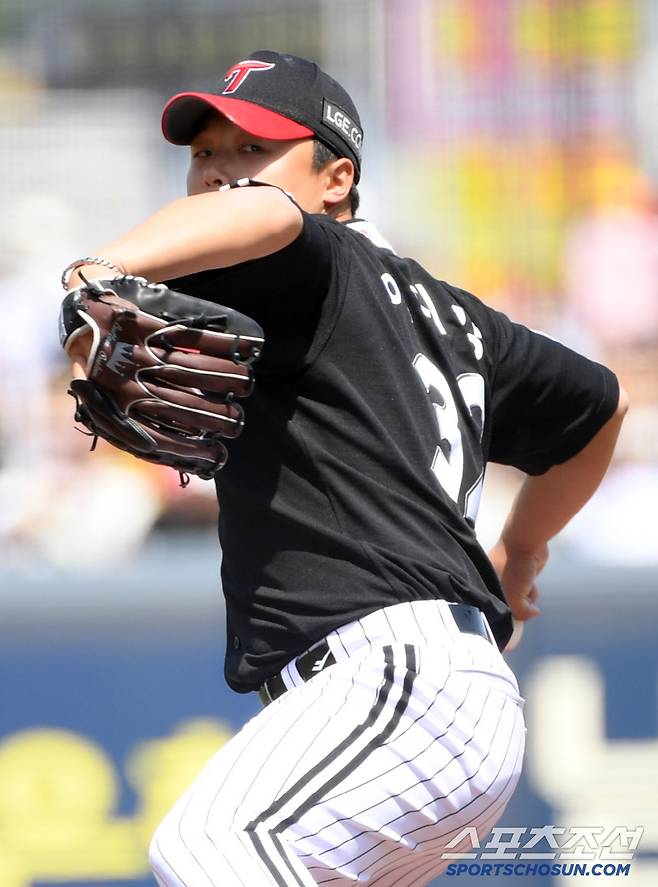 26일 광주 기아챔피언스필드에서 열린 KIA 타이거즈와 LG 트윈스의 경기. LG 이지강이 역투하고 있다. 광주=박재만 기자 pjm@sportschosun.com/2025.04.26/