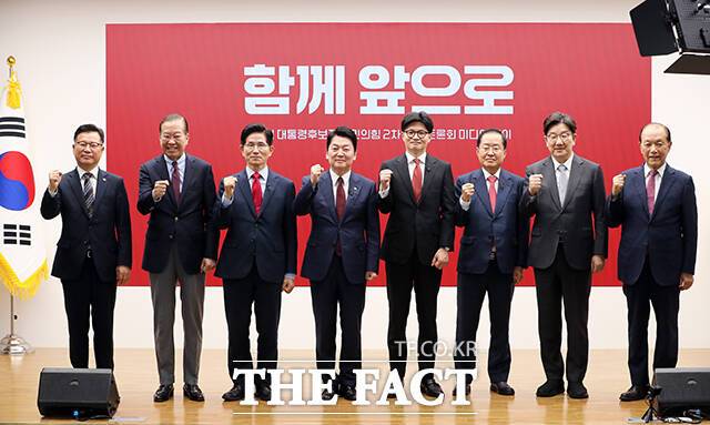 국민의힘은 오는 29일 대선 2차 경선 진출자 4명 중 결선에 진출할 2명을 발표한다. 최종 경선행 티켓을 두고 후보자 간 수싸움이 절정에 치닫는 가운데 과연 누가 이름을 올릴지 이목이 쏠린다. (왼쪽부터) 김문수·안철수·한동훈·홍준표 경선 후보. /국회사진취재단