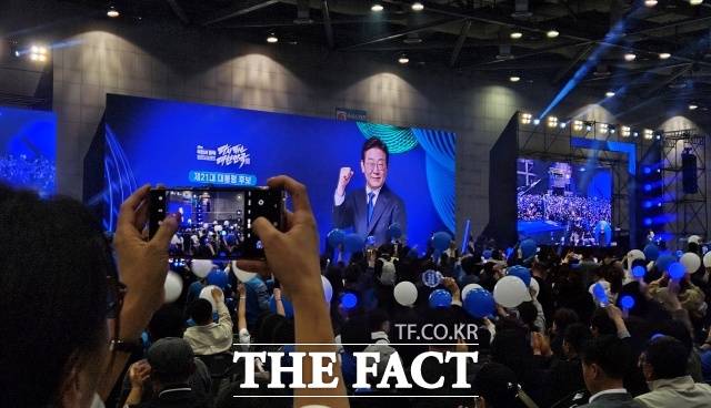 이재명 더불어민주당 대선 후보가 27일 오후 경기 고양시 킨텍스에서 열린 수도권·강원·제주 합동연설회에 참석해 수락연설을 하고 있다. /고양=서다빈 기자