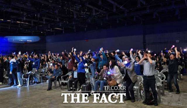 이재명 후보 지지자들이 최종 득표율 발표를 듣고 환호하고 있다. /서다빈 기자