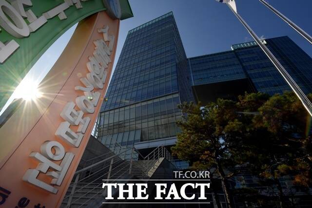 감독 대상 금융사 직원에게 저녁식사와 유흥주점 접대를 요구해 향응을 받은 금융감독원 직원의 면직 처분은 정당하다는 법원 판단이 나왔다. /더팩트 DB