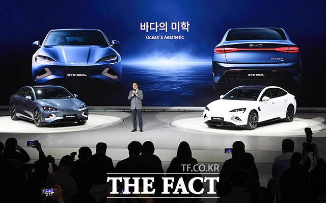 BYD코리아는 이달 초 열린 2025 서울모빌리티쇼에서 중형 전기 세단 '씰'(Seal)을 공개하고 예약을 시작했다. BYD 씰은 낮은 차체에 매끄러운 패스트백 스타일을 적용한 쿠페형 디자인으로, 공기저항계수(Cd)가 0.219에 불과하다. /장윤석 기자