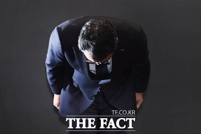 유영상 SK텔레콤 대표이사가 25일 오전 서울 중구 SKT타워에서 SK텔레콤 이용자 유심(USIM) 정보가 해커 공격으로 유출된 것과 관련해 사과하고 있다. /장윤석 기자