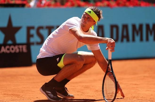 즈베레프가 마드리드오픈 3회전 경기 중 '인 아웃' 판정을 두고 항의하고 있다