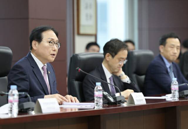 정인교 산업통상자원부 통상교섭본부장(맨 왼쪽)이 28일 서울 종로 무역보험공사에서 열린 '제2차 외국인투자유치 중앙-지방 정책협의회'에서 인사말을 하고 있다.