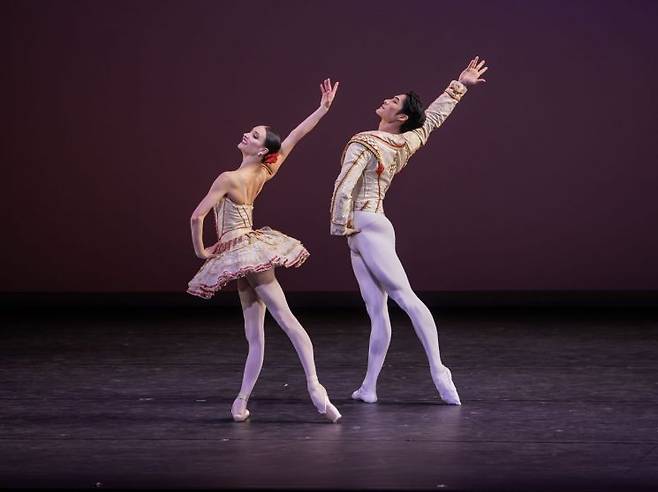 ABT 수석 무용수 안주원(오른쪽)이 크리스틴 셰우첸코와 '돈키호테' 파드되를 공연하고 있다.   [사진 제공= GS문화재단, (c)YOON6PHOTO]