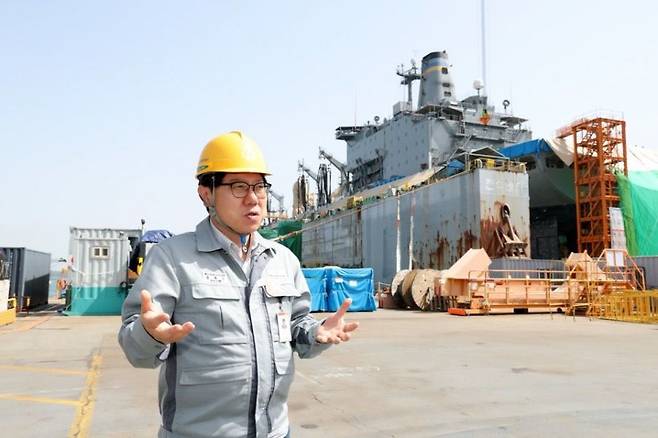 김대식 한화오션 특수선MRO사업TFT 상무가 유콘함 앞에서 내부정비에 대해 설명하고 있다. 김 상무는 “미 해군이 요구한 정비목록은 80여가지였지만 내부정비과정에서 120가지가 넘는 정비항목이 나왔다”며 “국내 20여개사를 찾아가 대체품을 찾아야만 했다”고 말했다. 한화오션