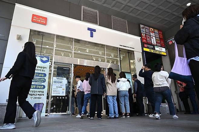 SK텔레콤이 28일 전 고객을 대상으로 유심 무상 교체에 나서면서 전국의 SKT 대리점들은 고객들로 북새통을 이뤘다