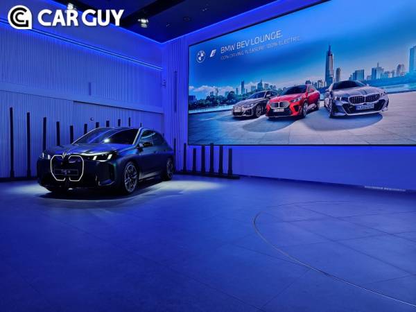 ￼<div><br> <div>￼ <div>인천 영종 국제도시에 위치한 BMW 드라이빙 센터에서 전기차를 체험해 보는 i인덕션 프로그램에 참여했다. 가장 먼저 눈에 들어온 모델은 새롭게 출시되는 플래그십 전기차 IX의 부분변 ㅌ 경 모델이다. <div><br> <div><br> <div><br> <div>블랙 무광 컬러와 조금 더 날카롭게 다듬은 새로운 디자인이 어우러져 기존에 어색하고 둔탁해 보였던 외관 이미지를 한층 강렬하고 단단한 이미지로 변모시켰다. <div><br> <div>￼ <div><br> <div>￼ <div>￼ <div><br> <div>￼ <div>BMW는 국내 판매 중인 수입차 브랜드 중 가장 폭넓은 전기차 라인업을 운영 중인데 심지어 국내에 공장이 있는 일부 국산차 브랜드들보다 많은 라인업을 국내 판매 중이다. 거기에 걸맞게 충전 인프라 또한 2400개의 자체 충전기를 운영한다. <div><br> <div><br> <div><br> <div>오늘 프로그램은 총 3가지 코스로 운영된다. 첫 번째 코스는 오버스티어와 드리프트를 체험하는 코스로 처음부터 가장 강력한 코스를 만났다. <div><br> <div>￼ <div><br> <div>￼ <div>￼ <div><br> <div>￼ <div>￼ <div><br> <div>￼ <div>함께할 주인공은 BMW 전기차 라인업 중 가볍고 날렵한 모델인 뉴 i4 eDrive40 이다. 운전석에 앉아 센터에 위치한 시동 버튼을 눌러 i4의 심장을 깨웠다. 시승한 i4는 부분변경된 신형이다. 4시리즈의 전동화 버전이다. 250kW 출력의 후륜 모터를 기반으로 제로백 5.6초의 성능을 발휘한다. <div><br> <div><br> <div><br> <div>1회 충전 주행 가능 거리는 420km이다. 신형 i4는 BMW답게 두툼하고 그립감 좋은 스티어링휠이 적용되어 있다. 스포티한 디자인의 D컷 스타일이 적용되어 있다. 사실 멋을 위한 것도 있지만 스티어링휠을 몸에 가깝게 밀착했을 때도 다리공간 확보가 용이해 스포티한 차량에 잘 어울린다. <div><br> <div>￼ <div><br> <div>￼ <div>￼ <div><br> <div>￼ <div>￼ <div><br> <div>￼ <div>오버스티어를 만들어 뒷바퀴를 미끄러지게 하는 연습을 시작했다. 전자 개입을 막기 위해 트랙션 컨트롤은 꺼두었고 회전주행을 하며 왼쪽으로 스티어링을 강하게 꺾는 순간 액셀에 힘을 주어 뒷바퀴를 미끄러트렸다. 공도에서는 실제 해보기 힘든 상황을 직접 체험할 수 있어 짜릿함이 전해졌다. <div><br> <div><br> <div><br> <div>쉬운 오버스티어와 타이어 마일리지를 위해 노면에는 지속적으로 물이 흐르도록 세팅이 되어 있었다. 하지만 차량 컨트롤은 마음 같지 않았고, 카운터 스티어가 늦어 수차례 스핀을 하기도 했다. 아쉬ㅂ지
