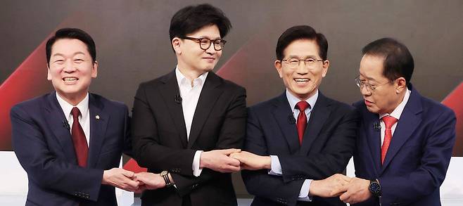 26일 서울 중구 매경미디어센터에서 열린 국민의힘 대통령 선거 제2차 경선 후보자 토론회에서 후보들이 손을 맞잡고 기념 촬영을 하고 있다. 왼쪽부터 안철수, 한동훈, 김문수, 홍준표 후보. 국민의힘은 27~28일 2차 경선을 치르고 29일 결과를 발표한다. /국회사진기자단