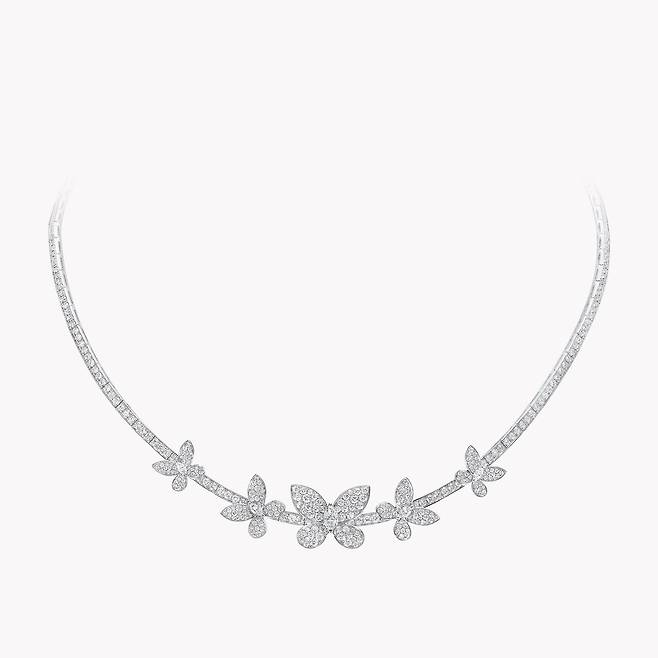 무속인 '건진 법사'가 지난 2022년 김건희 여사 선물용으로 받은 것으로 알려진 영국 하이엔드 브랜드 그라프의 대표 품목인 '파베 버터플라이 다이아몬드 목걸이'. 2022년 때 6000만원 대였으나 현재는 8000만원 이상으로 가격이 올랐다. 건진법사 전씨도 당시 6000만원 대 목걸이를 받았던 것으로 전해졌다. 다만 이 목걸이가 실제 전씨가 받은 실제 목걸이인지는 불확실하다. /그라프(graff) 공식 웹사이트