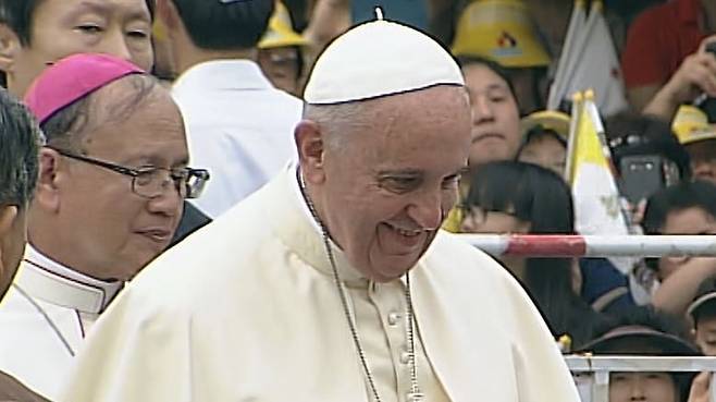2014년 8월 16일 충북 음성군 꽃동네의 태아동산을 찾은 프란치스코 교황이 주케토(zucchetto)를 쓰고 있다./TV조선 캡쳐
