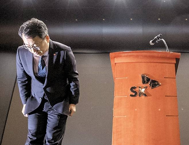 고개 숙인 SKT - 유영상 SK텔레콤 대표가 25일 서울 중구 SK텔레콤 사옥에서 열린 기자 간담회에 참석, 허리를 숙여 고객들에게 사과하고 있다. SK텔레콤은 해킹으로 유출된 유심 정보 악용을 막기 위해 오는 28일부터 전체 고객 2300만명의 스마트폰 유심을 무상으로 교체해 준다고 발표했다. /장련성 기자