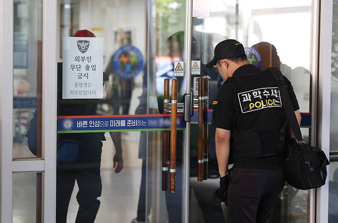 28일 학생 흉기 난동이 발생한 청주의 한 고등학교에 경찰 과학수사대가 들어가고 있다./연합뉴스