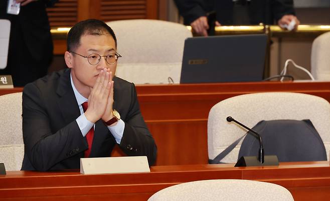 김상욱 국민의힘 의원이 지난 24일 오전 서울 여의도 국회에서 열린 의원총회에 참석해 권성동 원내대표의 발언을 듣고 있다./뉴시스