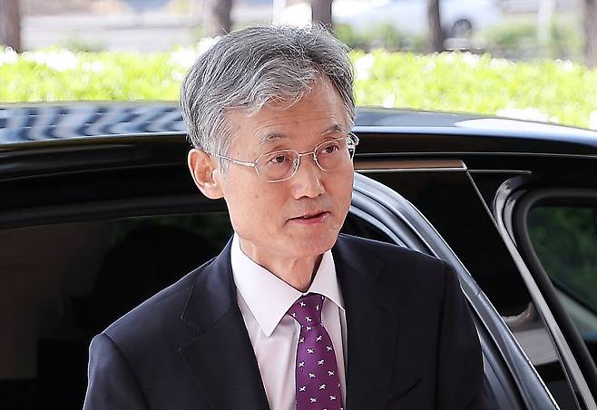 조희대 대법원장이 24일 서울 서초구 대법원으로 출근하고 있다./뉴스1