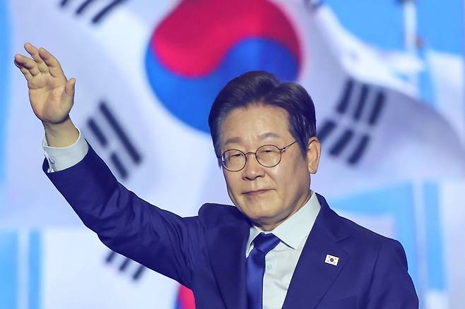 이재명 더불어민주당 제21대 대통령선거 후보가 27일 경기 고양시 킨텍스에서 열린 수도권·강원·제주 합동연설회에 참석해 최종 후보로 선출된 뒤 수락 연설에 앞서 인사하고 있다. 뉴스1