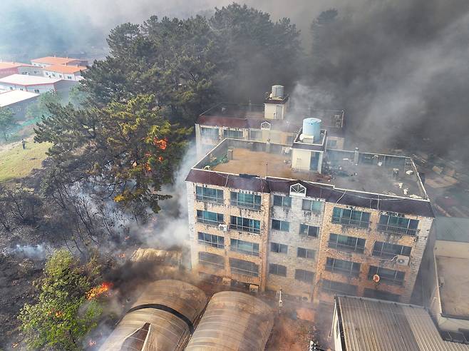 28일 오후 2시 1분께 대구 북구 노곡동 함지산에서 발생한 산불이 인근인 조야동 민가까지 확산하고 있다. /연합뉴스