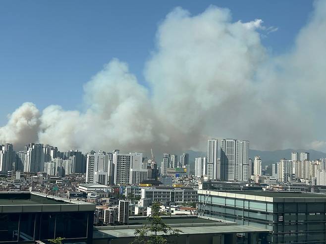 28일 오후 2시 1분쯤 대구 북구 노곡동 함지산에 불이 나 다량의 연기가 도심 곳곳에서 목격되고 있다. 사진은 남구 영남대병원 인근에서 목격된 연기. /뉴스1