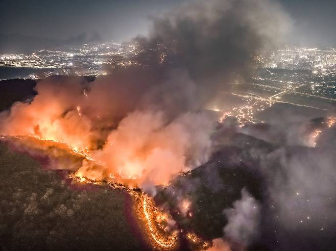 28일 오후 2시 1분께 대구 북구 노곡동 함지산에서 발생한 산불이 야간에도 확산하고 있다./연합뉴스