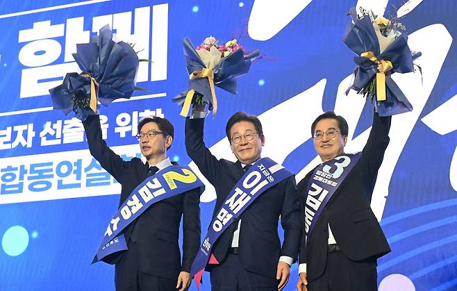 21대 대선 더불어민주당 후보로 선출된 이재명 후보가 27일 경기 고양시 킨텍스에서 열린 수도권·강원·제주 합동연설회에서 김경수, 김동연 경선 후보와 함께 인사하고 있다./뉴스1