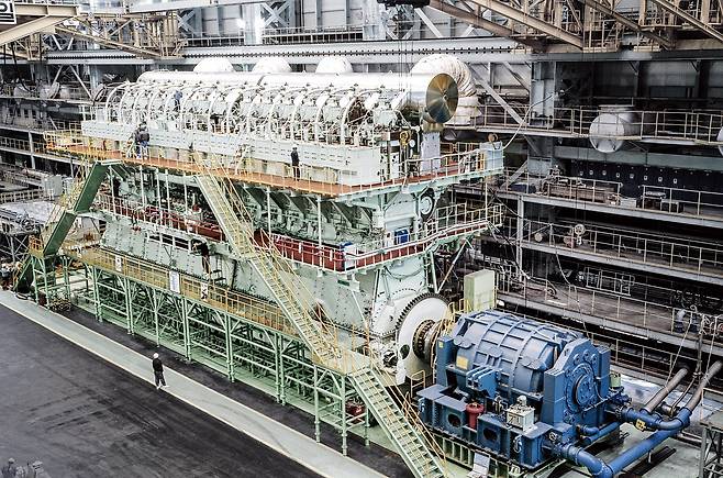 한화엔진의 대형 선박용 엔진./한화엔진