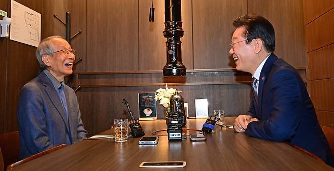 이재명 더불어민주당 대표가 지난해 10월 30일 서울 여의도 모처에서 윤여준 전 환경부 장관과 오찬 회동을 하고 있다. /뉴스1