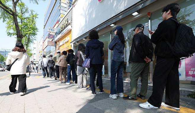 해킹 공격으로 가입자 유심 정보가 탈취된 SK텔레콤이 가입자 유심 무상 교체를 시작한 28일 오전 경기 수원시의 한 SK텔레콤 직영 매장 앞에 고객들이 줄지어 대기하고 있다. /뉴스1