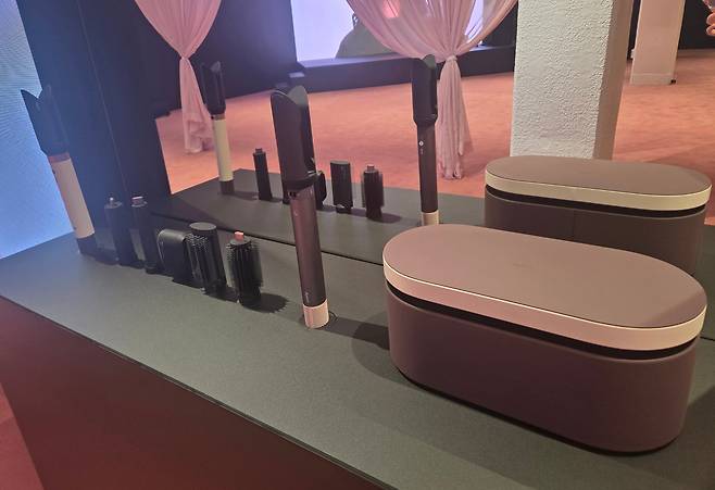 다이슨 에어랩 코안다 투엑스 멀티 스타일러 앤 드라이어 구성품./최지희 기자