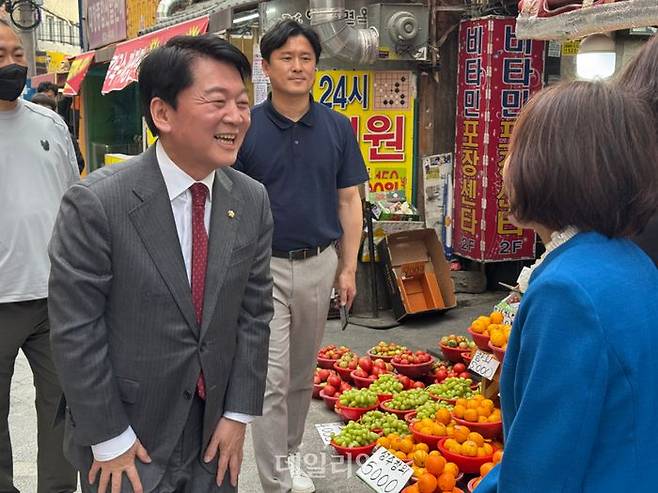 안철수 국민의힘 대선 경선 후보가 부산 부산진구 부전시장에서 시민들과 인사를 나누고 있다. ⓒ안철수 캠프