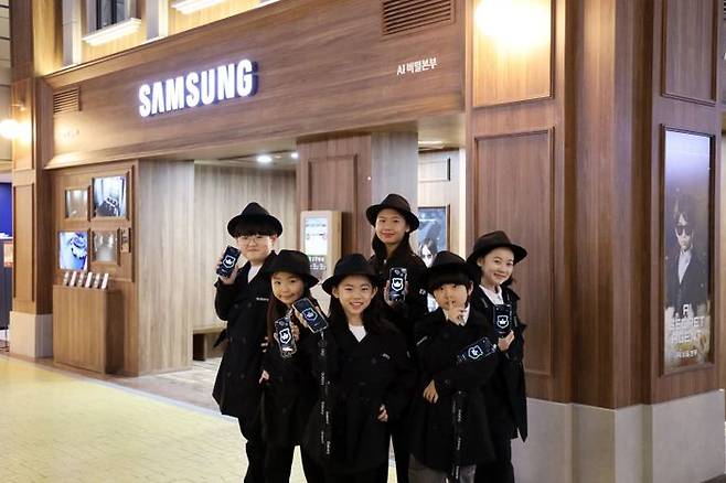 부산 해운대에 위치한 '키자니아 부산'에 새로 문을 연 'AI 비밀 본부 체험관'에서 키자니아 어린이 의회 의원들이 인증 사진을 촬영하고 있다.ⓒ삼성전자