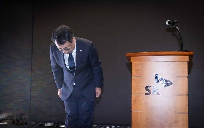 유영상 SK텔레콤 대표이사가 지난 25일 진행된 고객보호 조치 강화 설명회에서 사과 인사를 하고 있다. ⓒSK텔레콤