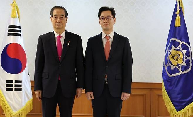 한덕수 국무총리가 지난 2023년 12월 28일 오전 서울 종로구 정부서울청사에서 열린 차관급 임명장 수여식에 참석해 손영택 총리비서실장에게 임명장을 수여후 기념촬영을 하고 있다. ⓒ뉴시스