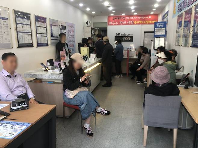 28일 서울 염창동의 한 SK텔레콤 대리점에 유심을 교체하려는 고객들이 차례를 기다리고 있다.ⓒ데일리안 박영국 기자