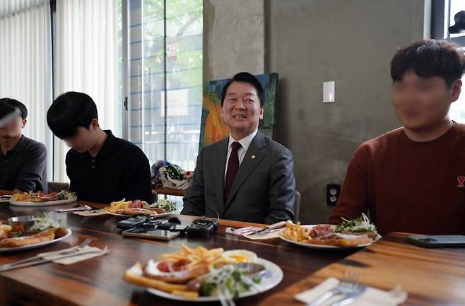 안철수 국민의힘 대선 경선 후보가 28일 충북 청주 서원구의 한 카페에서 충북대 탄핵 반대 학생 대표단과 간담회를 갖고 있다. ⓒ안철수 캠프