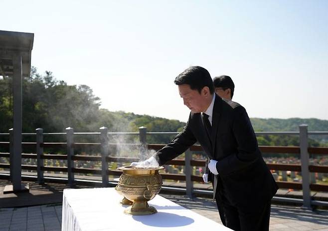 안철수 국민의힘 대선 경선 후보가 28일 오전 대전 유성구에 위치한 국립대전현충원을 찾아 서해수호 영웅과 채상병 묘소를 참배하고 있다. ⓒ안철수 캠프