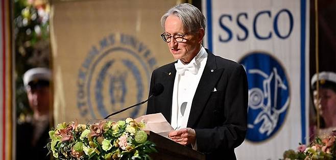 인공지능(AI) 분야의 석학이며 지난해 노벨 물리학상을 수상한 제프리 힌턴 캐나다 토론토대 명예교수가 급속히 발전 중인 AI 기술을 ‘새끼 호랑이’에 빗대 “장기적 위험성이 크다”고 우려했다. 사진 출처 토론토대 페이스북